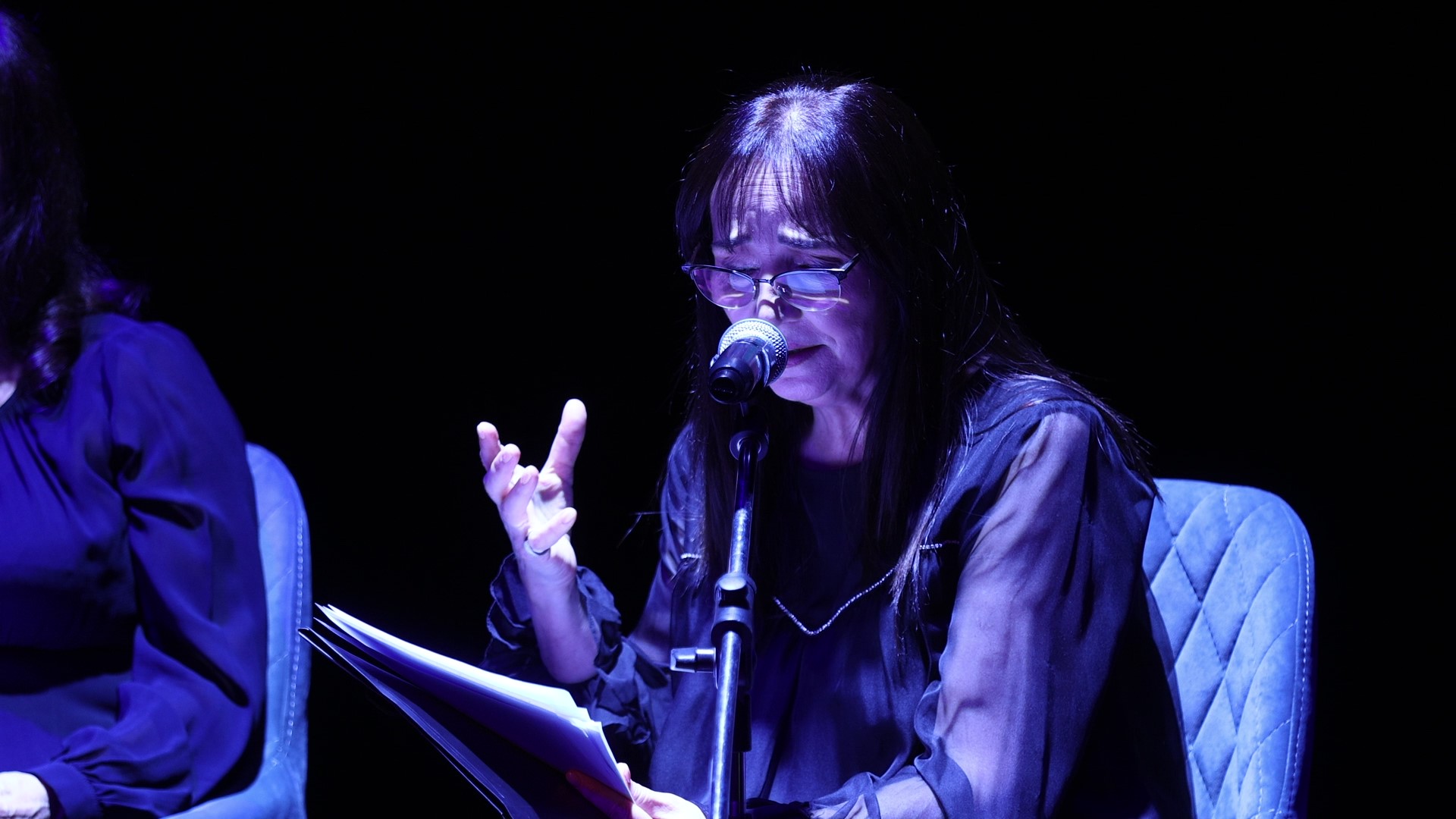 luiza-xhuvani-ne-recitalin-poetik-te-prec-zogaj