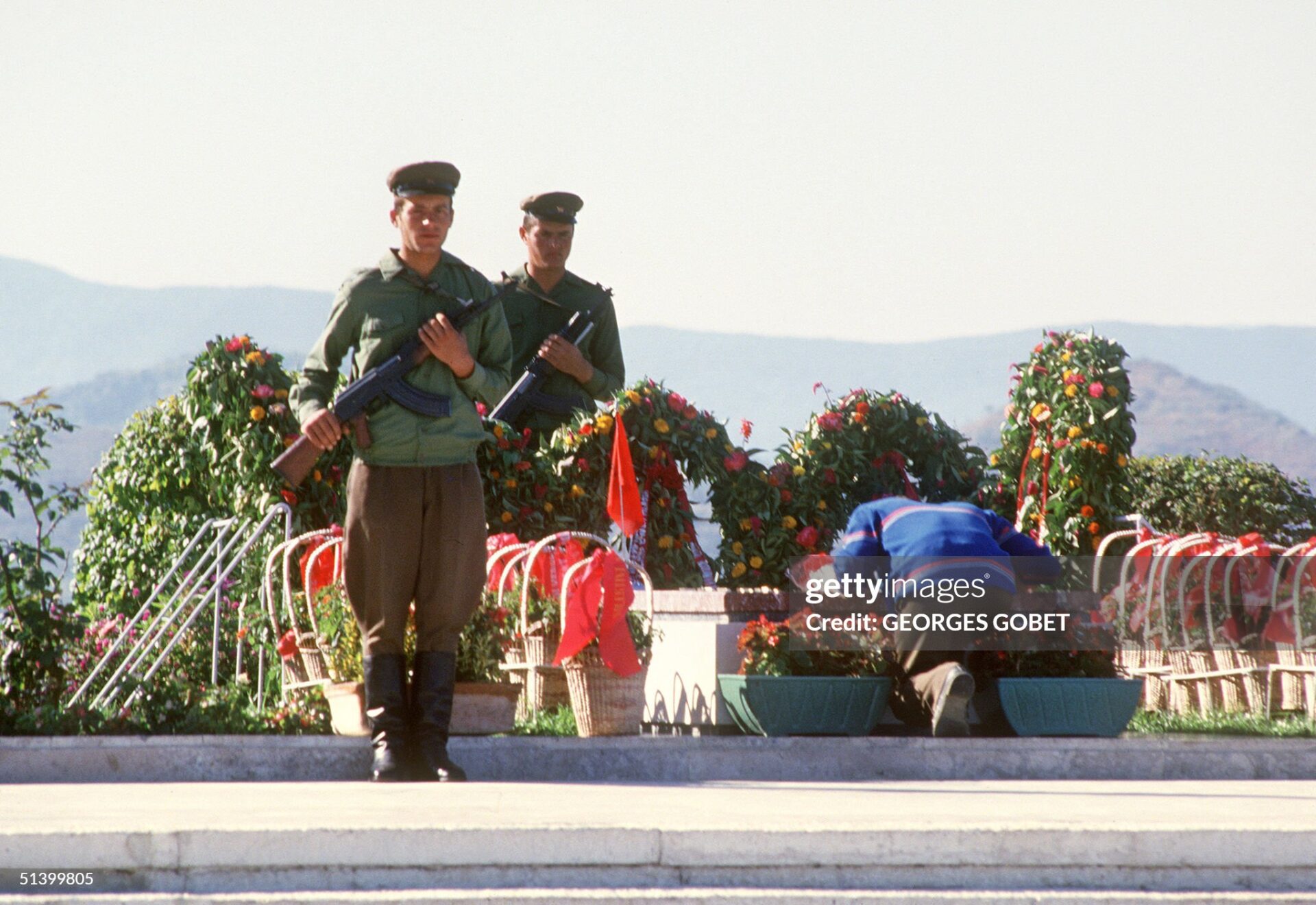dy-ushtare-ruajne-varrin-e-ish-udheheqesit-enver-hoxha