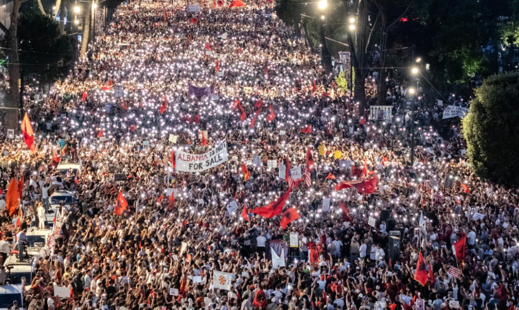 protesta-ne-tirane-e-perzgjedhur-si-foto-e-dites-nga-the-gaurdian